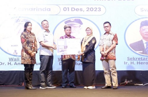 Penyerahan secara Simbolis Laparaskopi KB dengan Kamera
