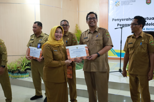 Penyerahan Bantuan Orang Tua Asuh (OTA) Gerakan Orang Tua Asuh Cegah Stunting (GENTING) bersama PT PLN (Persero) UP3 Kota Samarinda